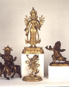 chińsko-tybetańska złocona mosiężna figura Padmapaniego; Postać Dam-can Dor-je Legs-pa z pozłacanego brązu ze wschodniego Tybetu; Chińsko-tybetańska postać Śyamatara; polichromowana figura Wadżrawawali (brąz) autorstwa School Tibetan