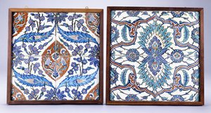 Dachówka Iznik z kwiatami śliwy i tulipanami, wykonana ok. 1570 r. i XVII-wieczna dachówka Iznik z czerwono-niebieską dwojoną palmetą, ok. 1570 r.; XVII wiek (ceramika)