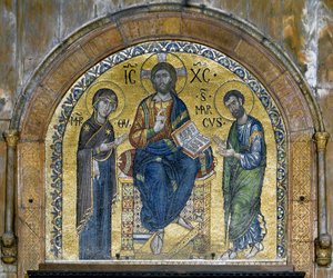Architektura bizantyjska: Chrystus w majestacie (Chrystus w chwale) między Dziewicą a św. Markiem (Deesis), mozaiki wykonane przez weneckich artystów i przeprojektowane w XVI wieku. Apsyda. Basilica di San Marco (Bazylika San Marco), Wenecja autorstwa School Veneto Byzantine