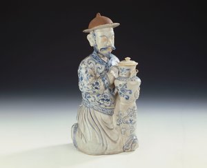 Niezapisany annamski niebiesko-biały dzban uformowany jako klęczący sługa (ceramiczny)
