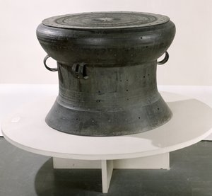 Bęben, styl Dong Son, II-I wiek p.n.e. (brąz) (patrz także 181009)