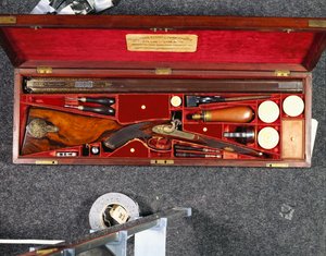 Zdobiony złotem 16-nabojowy karabin D.B. wykonany dla Nizama z Hajdarabadu, w mosiężnej mahoniowej walizce wyłożonej karmazynowym jedwabiem, ok. 1855 r. (jedwab, mahoń, stal, miedź)