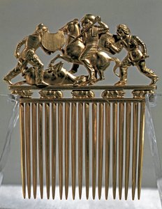 Art Scythian (cywilizacja scytyjska): złoty grzebień zdobi sceny bitew z scytyjskimi wojownikami (grzebień ze sceną walki). Z kurhanu Solokha w Rosji (dzisiejsza Ukraina). V-IV wiek pne. Słońce. 12,6x10,2 cm Ermitaż, Sankt Petersburg