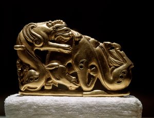 Art Scythian (cywilizacja scytyjska lub scytyjska): fibula złotego pasa przedstawiająca gryfa atakującego konia. Od Chiliktina. V-IV wiek pne. Sankt Petersburg, Ermitaż - Sztuka scytyjska (cywilizacja scytyjska): złota klamra pasa przedstawiająca gryfa
