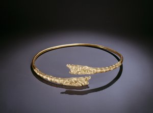 Torque z lwami atakującymi dziki na końcach (złoty) autorstwa Scythian