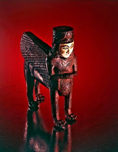 Skrzydlaty lew z kobiecym torsem, figura z tronu (brąz i inkrustowany kamień) autorstwa Scythian