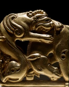 Art Scythian (cywilizacja scytyjska): fibula złotego pasa przedstawiająca gryfa atakującego konia, szczegół. Od Chiliktina. VI-II wiek p.n.e. Sankt Petersburg, Ermitaż