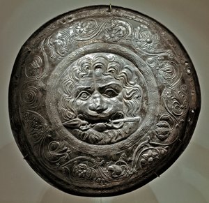 Art Scythian (cywilizacja scytyjska lub scytyjska): Srebrny element ozdobny przedstawiający głowę lwa z włócznią w pysku regionu Rostowa. Sztuka Sarmata, II - III wiek p.n.e. Muzeum Ermitażu w Petersburgu.