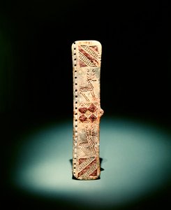 Klamra pasa z wyrytym ornamentem geometrycznym i jeleniem, początek I tysiąclecia p.n.e. (brąz inkrustowany żelazem)
