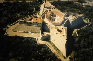Kwadratowy fort w Antibes, fortyfikacja Vauban (XVII w.).