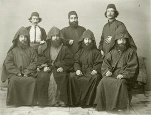Grupa 4 ormiańskich księży i 3 innych osób na dziedzińcu Hotelu Śródziemnomorskiego, Jerozolima, 1867 r.