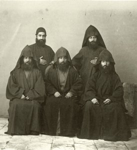 Grupa 5 księży ormiańskich na dziedzińcu hotelu Mediterranean, Jerozolima, 1867