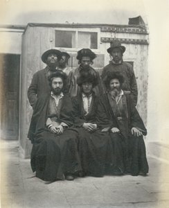 Grupa 7 polskich Żydów na dziedzińcu Hotelu Śródziemnomorskiego, Jerozolima, 1867
