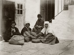 Kobiety mielące mąkę okrągłymi kamieniami młyńskimi na dziedzińcu domu w Jerozolimie, 1867