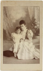 Wielka Księżna Ksenia Aleksandrowna z Rosji z córką Iriną, ok. 1930 r. 1882