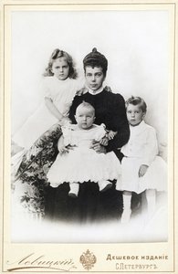Wielka Księżna Ksenia Aleksandrowna Rosji z dziećmi Irina Aleksandrowna, Andrei..., 1903.