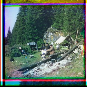 Siergiej Prokudin-Gorskii i inni siedzący na kempingu, rzeka Chusovala, Ural, Rosja