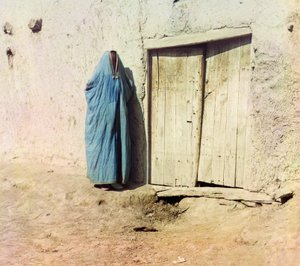 Uzbecka lub Tadżycka kobieta w burce, ok. 1910 (kolorowe zdjęcie) autorstwa Sergey Prokudin Gorsky