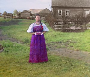 Dziewczynka z truskawkami na talerzu, Imperium Rosyjskie, z "Widoków wzdłuż Kanału Mariańskiego i systemu rzecznego", 1909 autorstwa Sergey Prokudin Gorsky