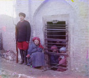 Zindan (tradycyjny środkowoazjatycki dół więzienny) z umundurowanym strażnikiem, prawdopodobnie Buchara autorstwa Sergey Prokudin Gorsky