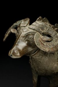 Rytualne naczynie na wino w formie barana, Gong (brąz) autorstwa Shang Dynasty Chinese School