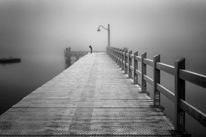 Misty Pier – Samotność autorstwa Shanrui Ren