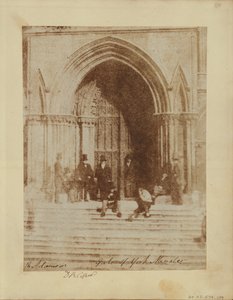 Grupa mężczyzn przy południowym wejściu do York Minster