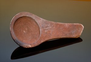 Lampa Lascaux, polerowany piaskowiec, została znaleziona w jaskini Lascaux.