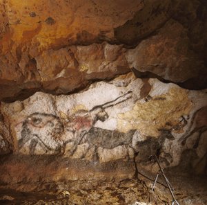 Mityczny jednorożec z Lascaux namalowany ponad 17 000 lat temu pokrywa białą, kalcytową...