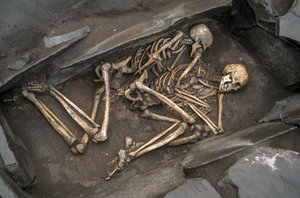 Kości dwóch Scytów leżą w grobie sprzed 3000 lat w Arzhan-2, 2003 r. (zdjęcie) autorstwa Sisse Brimberg