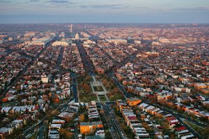 Widok miasta na zachód w kierunku Kapitolu i pomnika Waszyngtona z Lincolnem..., 2022 r. (zdjęcie ilustracyjne) autorstwa Sisse Brimberg