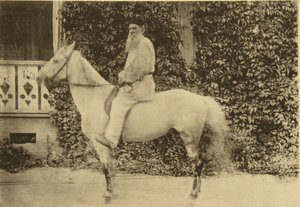 Rosyjski pisarz Lew Tołstoj na koniu, Moskwa, Rosja, lata 90. XIX wieku autorstwa Sophia Andreevna Tolstaya