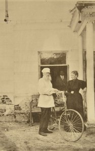 Rosyjski pisarz Lew Tołstoj z rowerem, Rosja, lata 90. XIX wieku