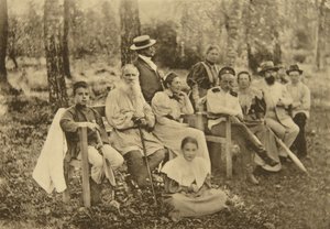 Rosyjski pisarz Lew Tołstoj z gośćmi, Jasna Polana, niedaleko Tuły, Rosja, 1895.