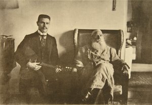 Rosyjski pisarz Lew Tołstoj z bałałajką Borysem Trojanowskim, Rosja, 1909 autorstwa Sophia Andreevna Tolstaya