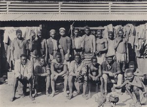 Grupa w kompleksie (zdjęcie czarno-białe) autorstwa South African Photographer