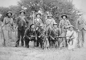 Komandosi burscy uzbrojeni w niemiecki karabin Mauser Model 1895 (zdjęcie czarno-białe)