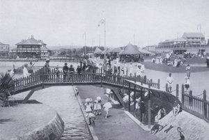 Most nad stawem dla dzieci, Ocean Beach, Durban (zdjęcie czarno-białe)