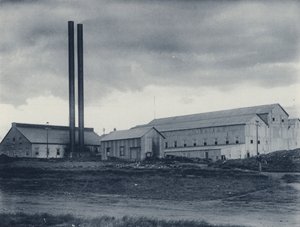 Bateria Crown Reef Gold Mining Company, zewnętrzna (zdjęcie czarno-białe) autorstwa South African Photographer