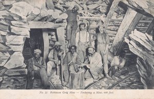 Górnicy instalujący drewniane podpory 600 stóp pod ziemią, Robinson Gold Mine, Republika Południowej Afryki (zdjęcie czarno-białe) autorstwa South African Photographer