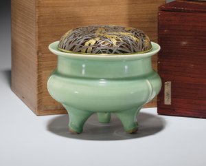 Duża seledynowa kadzielnica trójnożna Longquan z japońską złoconą metalową pokrywą (ceramiczną) (patrz również 349496)