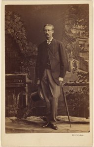 [Niezidentyfikowany mężczyzna z wąsami, trzymający cylinder i parasol, stojący]. autorstwa Southwell Brothers