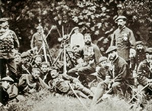 III wojna karlistów (1872-1876): pretendent do tronu Hiszpanii Karol de Burbon (1848-1909) (Carlos Maria de Borbon y Austria-Este lub Karol VII), książę Madrytu, otoczony przez swoich obrońców. Fotografia około 1872-1876