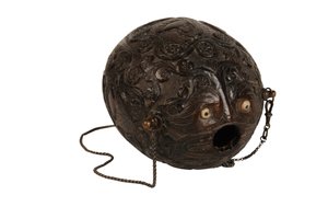 Rzeźbiony niedźwiedź kokosowy w kolbie, hiszpański kolonialny, ok. 1800 (kokos) autorstwa Spanish School