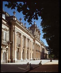 Fasada Pałacu Królewskiego Granja de San Ildefonso, letnia rezydencja królów Hiszpanii autorstwa Spanish School