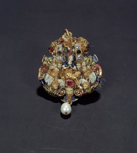 Biżuteria: diamentowa zawieszka, emalia na złotym krążku, szmaragd i perła przedstawiające Daniela w lwiej jamie. 1550-1600. Z Hiszpanii. Paryż, Luwr autorstwa Spanish School