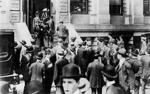 Niespokojne tłumy przed biurem White Star Line, 1912 1937