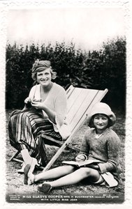 Gladys Cooper 1888-1971, angielska aktorka z córką Joan, początek XX wieku.