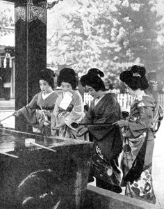 Japonki myjące ręce przed wejściem do świątyni, 1936.
