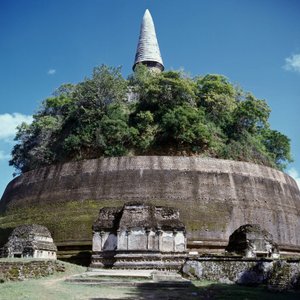 Widok na stupę Rankoth Vehera autorstwa Sri Lankan School